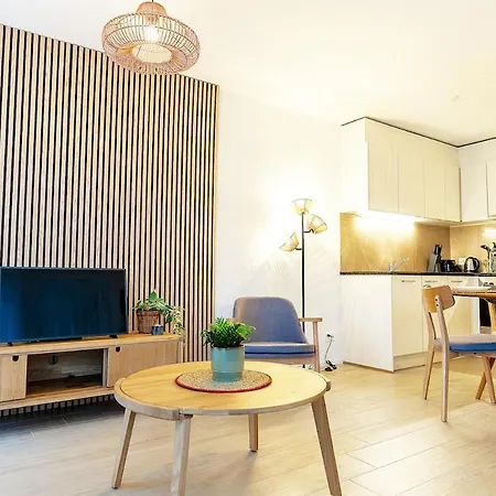 Cozy 50 M2 For 4 People - Parking - Balcony Apartman